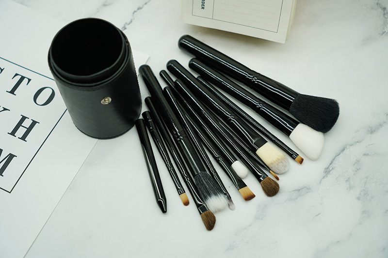 Multi Functional Creative New Pretty Waist Handle Cosmetics Kit Professional Facial Silicone Makeup Brush With Leather Case
