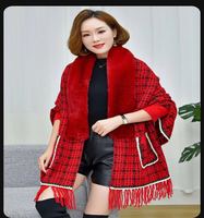 Poncho cape cardigan en maille fine pour femme avec bordure en fausse fourrure