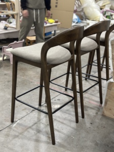 Sgabello da Bar Moderno e Elegante JP, Design Imbottito Durevole con Struttura in Legno, Sedia Alta <span class=keywords><strong>per</strong></span> <span class=keywords><strong>Cucina</strong></span>, <span class=keywords><strong>Soggiorno</strong></span>, Hotel - Product Image 6