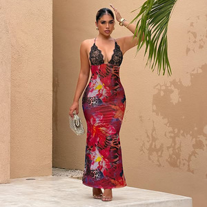 Robe longue Ruby <span class=keywords><strong>Animalia</strong></span> Floral Mix noire avec buste en dentelle festonnée et fines bretelles sculptantes - Product Image 1