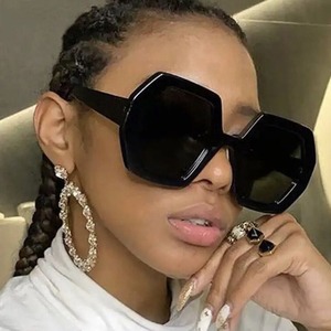 Occhiali <span class=keywords><strong>da</strong></span> Sole Poligonali Creativi <span class=keywords><strong>da</strong></span> Donna con Montatura Grande, Stile Street Fashion - Product Image 3