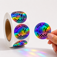 Autocollants en vinyle holographique personnalisés pour anime, étiquettes de logo de dessin animé imperméables avec impression holographique, directement de l'usine à bas prix
