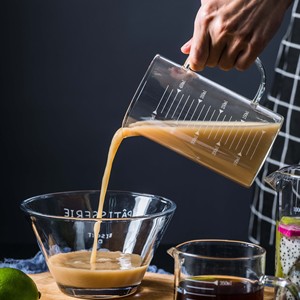 Tazas medidoras de vidrio resistentes al calor con asa, juego de dos piezas graduadas para uso en la cocina - Product Image 1