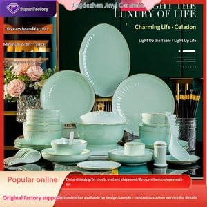 Ensemble de bols et d'assiettes en porcelaine fine de Jingdezhen, comprenant deux bols et deux paires de baguettes ; service de table avec - Product Image 1