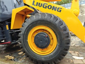Chargeuse sur pneus LG 836 jaune d'occasion, engin de construction avec boîte de vitesses, pompe, moteur et châssis - Product Image 3