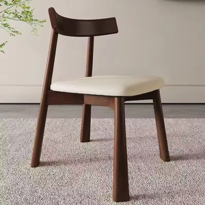 <span class=keywords><strong>Chaise</strong></span> <span class=keywords><strong>de</strong></span> loisir nordique moderne <span class=keywords><strong>en</strong></span> <span class=keywords><strong>bois</strong></span> massif avec dossier rembourré <span class=keywords><strong>en</strong></span> cuir, pieds <span class=keywords><strong>en</strong></span> <span class=keywords><strong>bois</strong></span> robustes, siège élégant et rembourré pour la salle à manger à domicile - Product Image 2