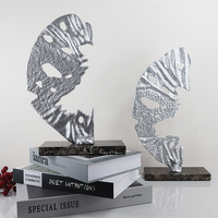 Grande sculpture abstraite en forme de feuille en argent avec base en métal et marbre, sculptée à la main pour la décoration moderne de la maison, du bureau ou de l'hôtel