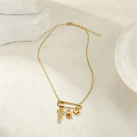 KITI Collier tendance en acier inoxydable plaqué or 18 carats PVD avec pendentif épingle de sûreté, breloques croix, clé, cadenas et cœur, bijoux