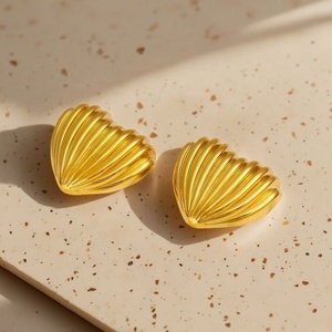 ต่างหูแบบติดหูรูปหัวใจดอกไม้เคลือบทอง 14K ทำจากสแตนเลสสตีลสำหรับผู้หญิง - เครื่องประดับสำหรับงานปาร์ตี้สุดอินเทรนด์ - Product Image 2