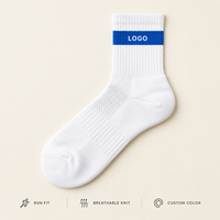 Chaussettes de course athlétiques respirantes à maille ventilée, gestion de l'humidité, maintien du talon, bout plat, couleur blanche avec bande latérale, ajustement parfait pour la course