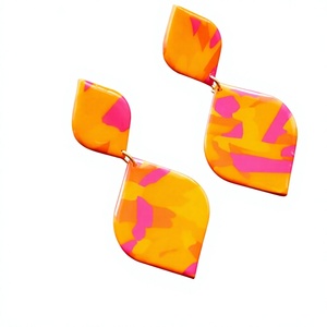 Nouvelles Boucles d'Oreilles Créoles Géométriques en Acrylique, Résine Noire et Blanche, Bijoux Tendance pour Femme, Idéales pour Anniversaire et Soirée - Product Image 4