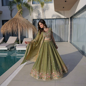 Conjunto de Lehenga Indio Bordado Verde con Broche Floral, Falda de Malla, Blusa y Dupatta de Secado Rápido para Bodas y Fiestas - Product Image 1