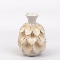 Vase en céramique avec pétales pincés à la main Décor de table unique de style chinois sculptural