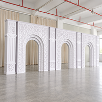 Arche de mariage blanche avec panneaux géométriques et colonnes pour la cérémonie, la scène, la réception, le banquet d'hôtel, l'événement