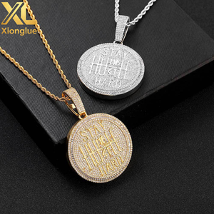 Colgantes de disco redondo con logotipo grabado personalizado del proveedor, alfabeto inglés, oro macizo de 18 quilates, moissanita microincrustada - Product Image 5