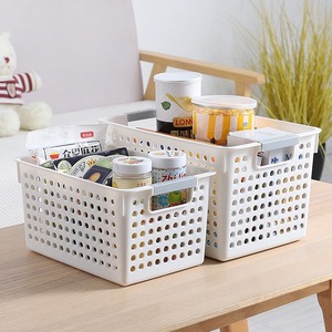 Cesta de almacenamiento de plástico rectangular con asa para organizar artículos pequeños y aperitivos en el escritorio, estilo sencillo - Product Image 1