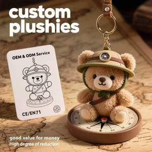 Llavero de peluche de oso explorador personalizado con certificación CE de la marca <span class=keywords><strong>TKT</strong></span> al por mayor, accesorio de bolso con diseño de aventura, adorable y temático. - Product Image 1