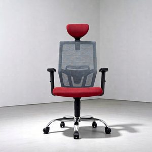 Chaise de bureau ergonomique moderne en maille rouge et gris avec accoudoirs et appui-tête réglables, base pivotante chromée, design contemporain manuel - Product Image 1