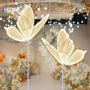 Lampe de sol LED Papillon LEDA pour mariage, Luminaire suspendu romantique blanc pour décoration de mariage, Idéal pour les fêtes de mariage - Product Image 2