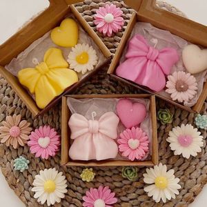 Lindo juego de regalo de velas de 3 piezas con forma de lazo, corazón y margarita, vela aromática, decoración de mesa para el hogar, regalo de recuerdo de cumpleaños - Product Image 1