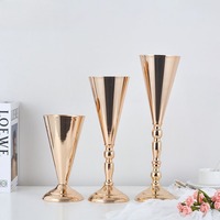 Support floral de mariage moderne de luxe en métal doré pour fleurs séchées avec vases trompette pour la décoration des anneaux de serviette