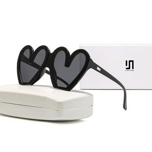 Nouvelles lunettes de soleil européennes et américaines en forme de cœur, protection UV400, monture PC noire, style mode féminin pour fêtes et danse - Product Image 5