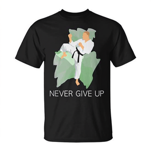 Camiseta de artes marciales con dibujos animados de Karate Never Give Up, camiseta negra 100% algodón de manga corta con cuello redondo para hombre - Product Image 2