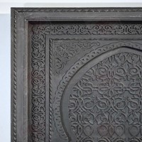 Bois marocain traditionnel avec porte sombre berbère à motifs géométriques sculptés à la main complexes