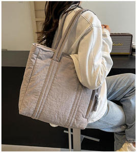 Sac fourre-tout matelassé léger et moelleux sur mesure, grande capacité, sac à bandoulière matelassé pour usage quotidien féminin – Vente en gros directe usine - Product Image 5
