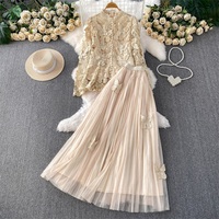 Ensemble élégant de veste à col montant en dentelle brodée de style français avec robe maxi en maille fluide