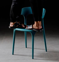 Chaises de salle à manger en plastique empilables et inclinables modernes, vente en gros à bas prix pour appartement, hôpital, maison, bar, escalier, polyvalentes, extérieures