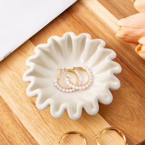 Plateau à bijoux en céramique blanche, style nordique, en porcelaine, pour ranger et présenter boucles d'oreilles et colliers, idéal pour emballage cadeau - Product Image 3
