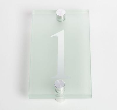 Белые стеклянные буквы 1 номер дома