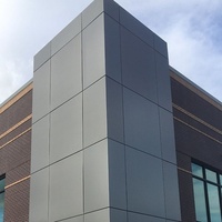 Façades en aluminium de design moderne, murs-rideaux en aluminium, revêtements muraux extérieurs