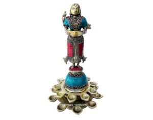 Statue de femme debout en laiton, finition pierre, Diya en laiton, Diya pour Puja, Diya avec travail en pierre - Product Image 4