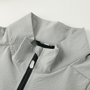 Camisa Deportiva Delgada, Repelente al Agua, Antiestática, con Textura Arrugada, 115 Gsm, Media Cremallera, Cuello Alto, 100% Poliéster, Estilo Safari para Hombre - Product Image 4