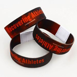 Pulseras Elásticas Tejidas de Tela Multicolor con Logotipo Personalizado para Fiestas y Festivales - Product Image 4