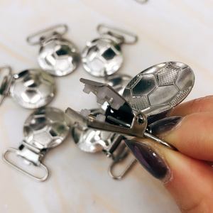 Clips de bretelles en acier inoxydable argenté, forme ronde, pour football, clips de sucette en métal pour bébés, sans nickel - Product Image 4
