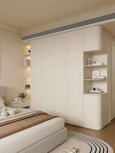 Ensemble de placard de chambre à coucher intégré moderne - Étagères latérales éclairées par LED et coiffeuse avec armoires à bords incurvés - Product Image 2