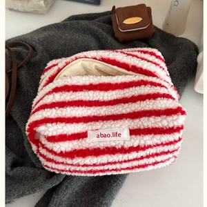 Trousse de toilette en laine d'agneau Étiquette lavable Remplissage en coton doux pour l'hiver Trousse de toilette portable Pochette multi-rayures Grande capacité - Product Image 4