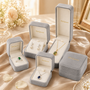 Cajas de Joyería de Terciopelo Verde de Lujo de Alta Gama, Juego de Varios Tamaños, Logotipo de Marca en Lámina Dorada, para Empaque de Regalos de Joyería de Moda - Product Image 1