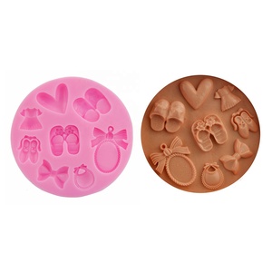 Molde de silicona DIY con gráfico de forma redonda, diseño clásico y popular de dibujos animados, para calzado de bebé niña (pantuflas, zapatos tipo babero con campana, lazo de corazón) - Product Image 1