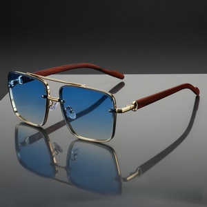 Ультра Легкие мужские солнцезащитные очки в квадратной металлической оправе в стиле ретро, удобные солнцезащитные очки UV400 оттенков - Product Image 2