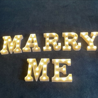 Grandes lettres lumineuses « MARRY ME » avec ampoules, enseigne LED autoportante pour une demande en mariage romantique