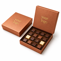 Boîte cadeau de luxe personnalisée pour chocolats avec insert en velours floqué et coupelles de qualité alimentaire