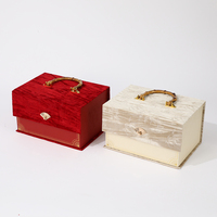 Coffret Cadeau Rigide de Luxe pour Parfums, Cosmétiques, Bougies, Portefeuilles – Emballage Premium Réutilisable avec Poignée en Bois, Cuir, Velours et Boucle Métallique