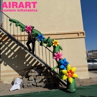 Construction de scène incluant des accessoires gonflables, des chaînes de fleurs gonflables pour l'affichage