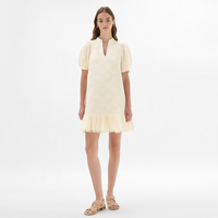 Robe mini trapèze en dentelle ajourée ivoire à col en V, manches bouffantes et ourlet plissé à volants, personnalisable, vente en gros, robe d'été pour femme