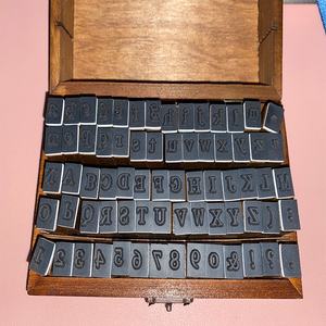 70 peças de madeira mini selos de alfabeto pintados letras de madeira para decoração modelo pintura - Product Image 5