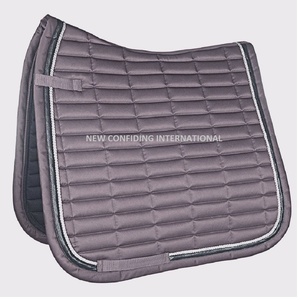 Tapis de dressage en satin avec passepoil métallique, matelassé de luxe, pour l'équitation, avec doublure à séchage rapide et personnalisation de la marque - Product Image 1